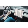 Матовое защитное антибликовое покрытие Moshi iVisor для сенсорного экрана автомобиля Tesla Model 3. Цвет боковых сторон - черный.